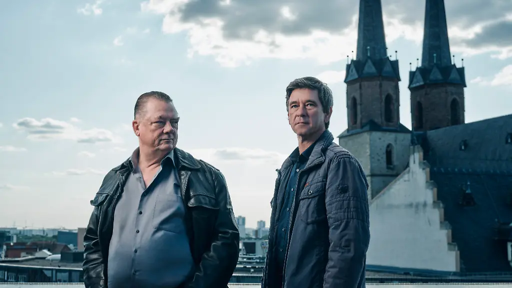 ARD-MDR-POLIZEIRUF-110-DER-WANDERER-ZIEHT-VON-DANNEN-am-Sonntag-15-02-26-um-20-15-Uhr-im-ERSTEN-Eine-aeltere-Frau-wird-tot-in-ihrer-Wohnung-gefunden-ohne-Spuren-von-Gewalt-Kannten-Taeter-und-Opfer-sich-Die-Ermittler-Koitzsch-und-Lehmann-entdecken-Parallelen-zu-einem-frueheren-Fall-Einsame-Menschen-alle-mit-Kontakt-zu-einem-Schluesseldienst-werden-ermordet-Die-Hinweise-fuehren-zu-einem-Serientaeter-und-ploetzlich-geraet-auch-Kommissar-Henry-Koitzsch-selbst-ins-Visier-Die-Kommissare-Peter-Kurth-Rolle-Henry-Koitzsch-l-und-Peter-Schneider-Rolle-Michael-Lehmann-r-MDR-Felix-Abraham-honorarfrei-Verwendung-gemaess-der-AGB-im-engen-inhaltlichen-redaktionellen-Zusammenhang-mit-genannter-MDR-Sendung-bei-Nennung-Bild-MDR-Felix-Abraham-S2-MDR-HA-Kommunikation-04360-Leipzig-Tel-0341-300-6477-pressefoto-mdr