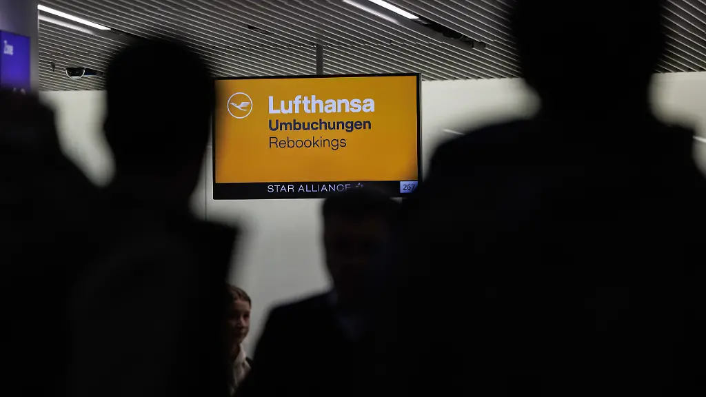 Menschen-stehen-vor-einem-Service-Schalter-der-Lufthansa-am-Frankfurter-Flughafen-Am-Donnerstag-beginnt-ein-eintaegiger-Streik-der-Piloten-und-Flugbegleiter-der-Lufthansa