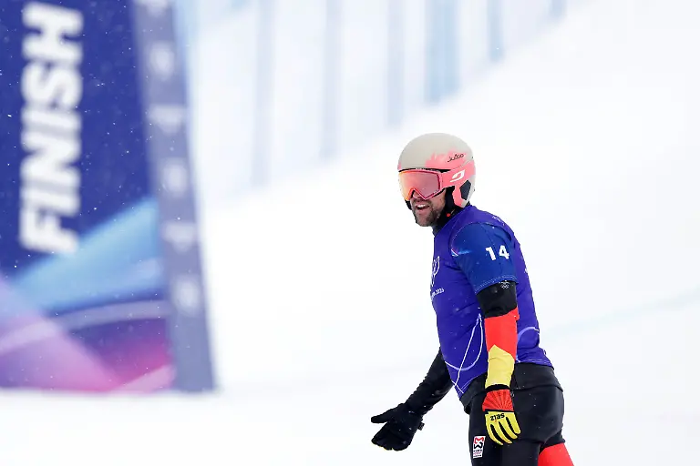 Olympia-Olympische-Winterspiele-Mailand-Cortina-2026-Snowboard-Cross-Einzel-Maenner-Finale-im-Livigno-Snow-Park-Martin-Noerl-Deutschland-reagiert-im-Ziel