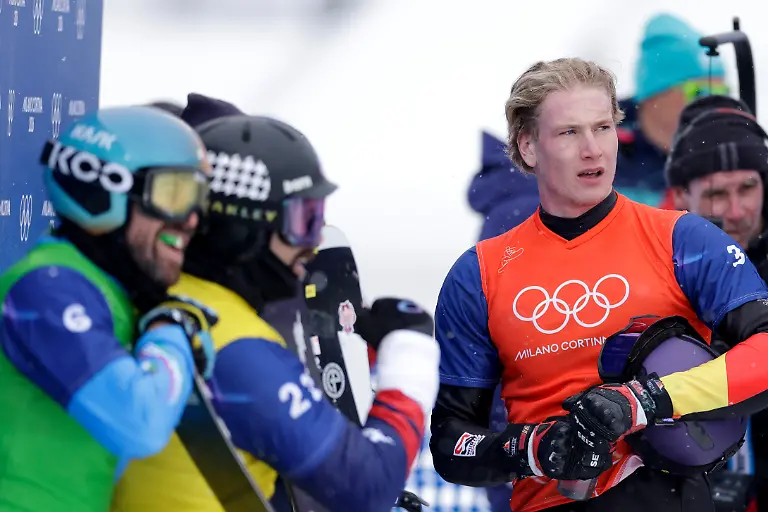 Olympia-Olympische-Winterspiele-Mailand-Cortina-2026-Snowboard-Cross-Einzel-Maenner-Finale-im-Livigno-Snow-Park-Leon-Ulbricht-Deutschland-r-im-Zielbereich