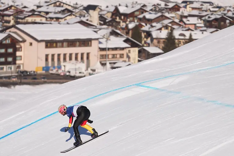 Olympia-Olympische-Winterspiele-Mailand-Cortina-2026-Snowboard-Martin-Noerl-Deutschland-tritt-waehrend-der-Snowboardcross-Qualifikation-der-Maenner-bei-den-Olympischen-Winterspielen-2026-in-Livigno-an