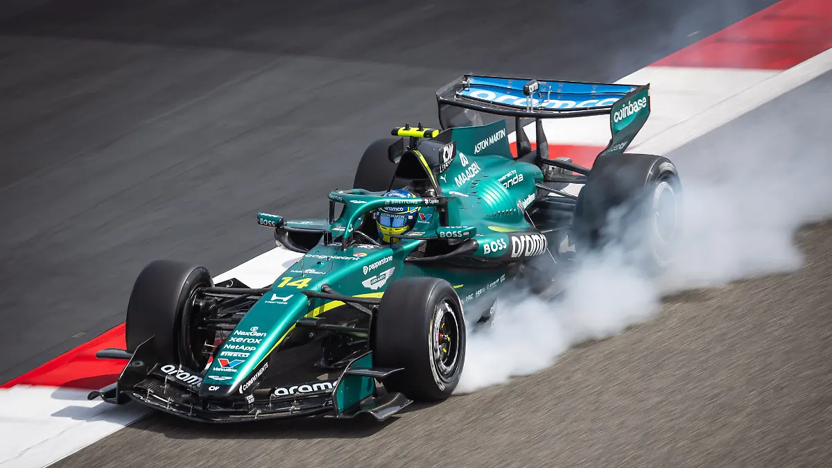 Fernando-Alonso-ESP-Aston-Martin-Aramco-Formula-One-Team-14-BHR-Formel-1-Weltmeisterschaft-Formel-1-Testfahrten-Bahrain-international-Circuit-11-02