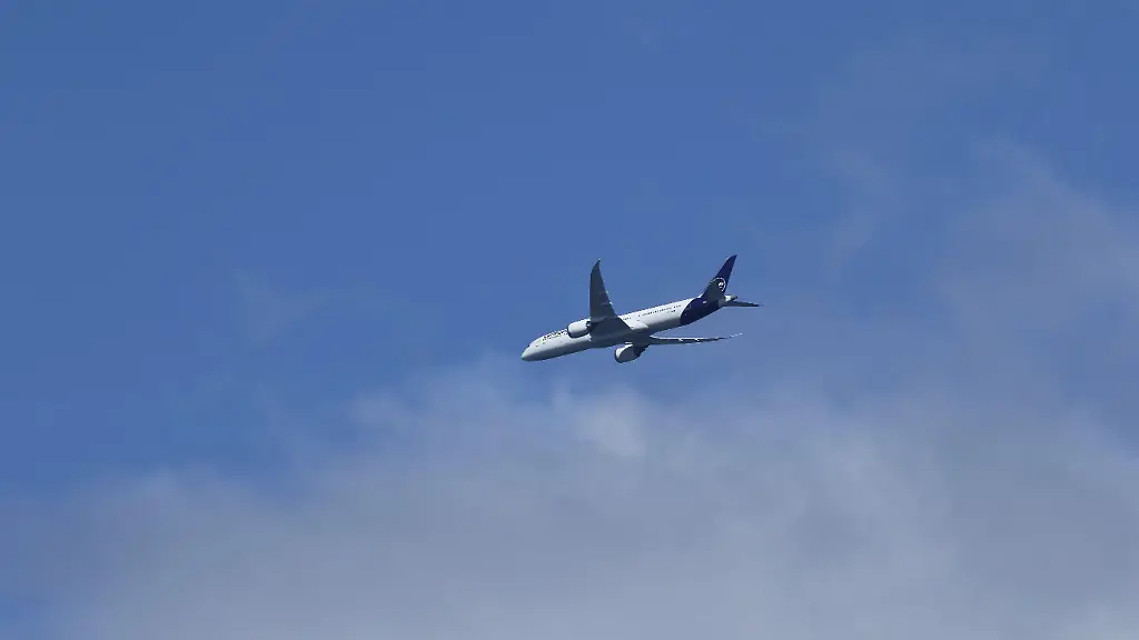 Reisen-Lufthansa-Passagierflugzeug-am-Flughafen-Prag-Prag-Tschechische-Republik-Europa