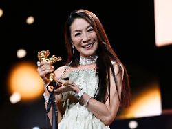 Ehrung für ihr Lebenswerk : Michelle Yeoh kommen bei Berlinale-Auftakt die Tränen