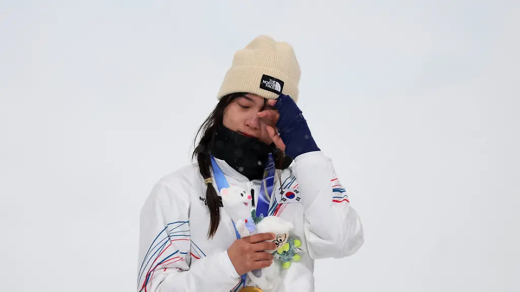 Milano-Cortina-2026-Olympics-Snowboard-Women-s-Snowboard-Halfpipe-Victory-Ceremony-Livigno-Snow-Park-Livigno-Italy-February-12-2026-Gold-medallist-Gaon-Choi-of-South-Korea-reacts-on-the-podium-after-winning-the-Women-s-Snowboard-Halfpipe