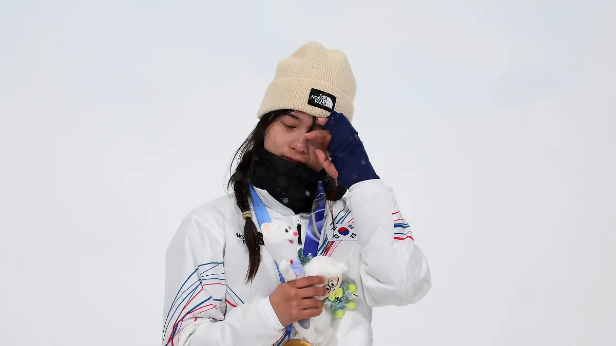2026-02-12T204347Z_818100351_UP1EM2C1LKX0H_RTRMADP_3_OLYMPICS-2026-SNOWBOARD