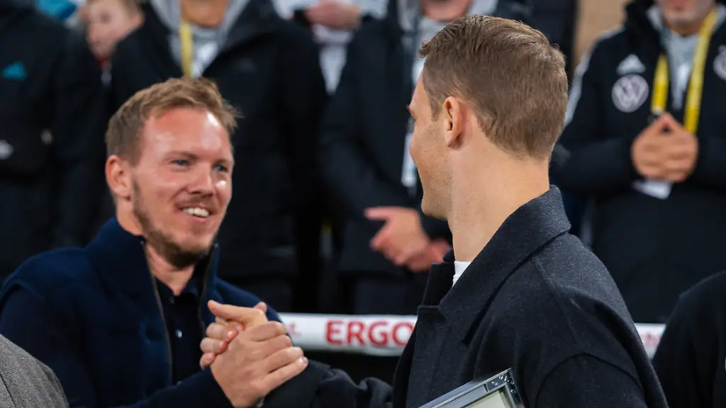 14-10-2024-Deutschland-vs-Niederlande-Nations-League-4-Spieltag-Gruppe-C-Julian-Nagelsmann-Deutschland-Chef-Trainer-und-Manuel-Neuer-Wichtiger-Hinweis-Gemaess-den-Vorgaben-der-DFL-Deutsche-Fussball-Liga-bzw