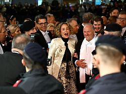 Panik-Attacke? : Sharon Stone verlässt Wiener Opernball fluchtartig