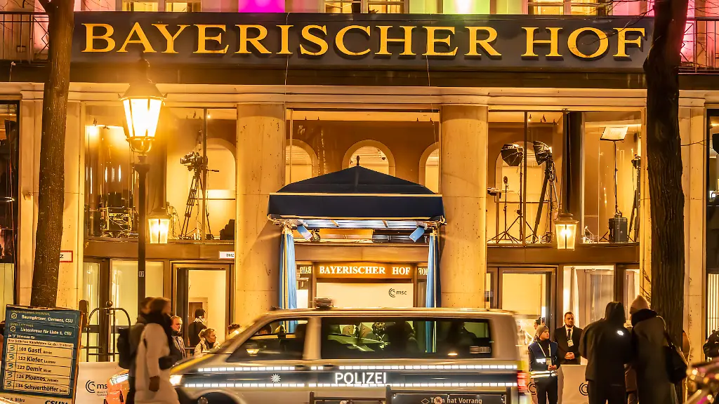 Deutschland-Muenchen-12-Februar-2026-Polizei-sichert-am-Abend-vor-der-Eroeffnung-den-Tagungsort-der-62-Muenchner-Sicherheitskonferenz-Muenchner-Sicherheitskonferenz-2026-vom-13-15