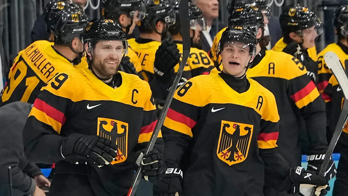 Olympia-Olympische-Winterspiele-Mailand-Cortina-2026-Eishockey-Maenner-Deutschland-Daenemark-Leon-Draisaitl-l-Deutschland-und-Tim-Stuetzle-r-jubeln-nach-einem-Tor