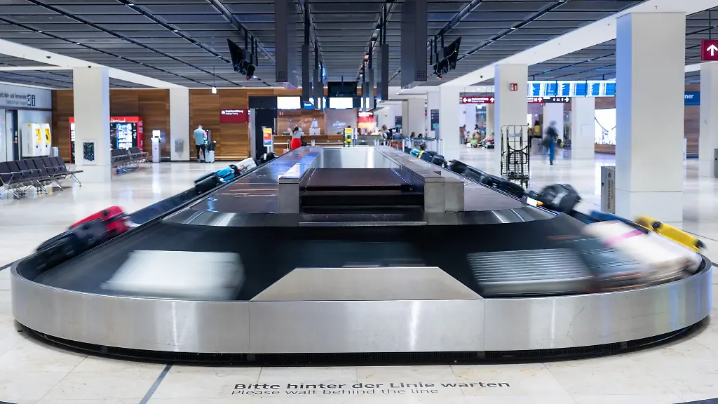 Spannende-Momente-Das-Gepaeckband-laeuft-an