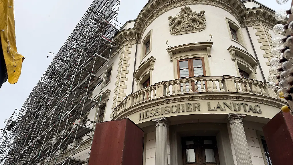 Nun-ist-beim-Westfluegel-des-hessischen-Landtags-ein-Geruest-im-Rahmen-der-langjaehrigen-Sanierung-aufgestellt-worden