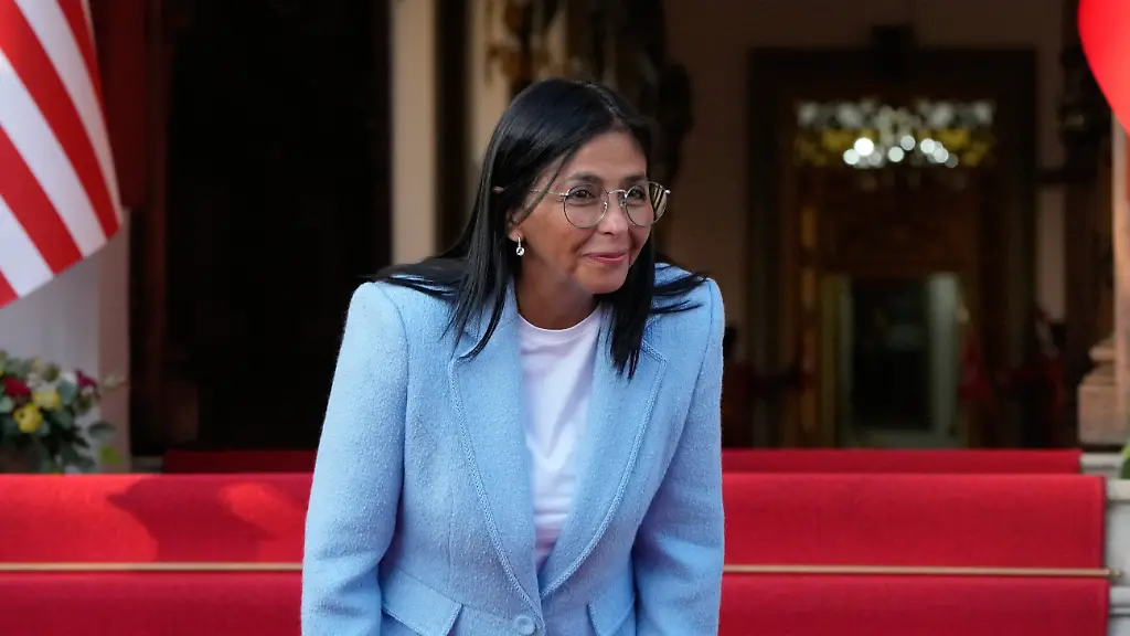 Venezuelas-amtierende-Praesidentin-Delcy-Rodriguez-laechelt-bei-der-Verabschiedung-von-US-Energieminister-Chris-Wright-nach-ihrem-Treffen-im-Miraflores-Palast-in-Caracas-Venezuela