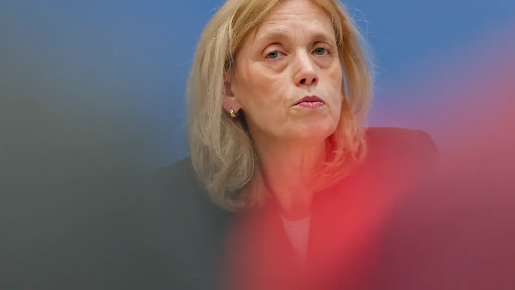 22026-01-09-Deutschland-Berlin-Bundespressekonferenz-Vorstellung-der-Dunkelfeldstudie-zur-Gewaltbetroffenheit-in-Deutschland-LeSuBiA-Lebenssituation-sicherheit-und-Belastung-im-Alltag-Im-Bild-Karin-Prien-CDU-Bundesbildungsministerin