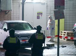 Fahndung in Hamburg: Mann auf Parkplatz erstochen - Polizei muss Klinik schützen