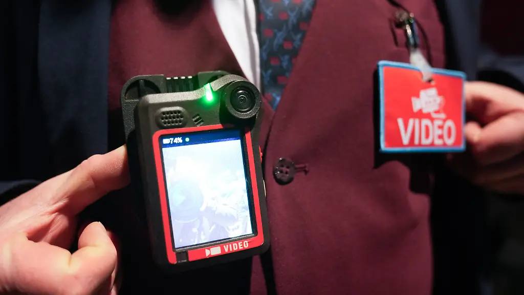 Ralf-Hohn-Kundenbetreuer-Nahverkehr-zeigt-seine-Bodycam-am-Hamburger-Hauptbahnhof-vor-dem-Regionalzug-RB81-der-Deutschen-Bahn-kurz-vor-der-Abfahrt-nach-Bad-Oldesloe-Nach-25-Dienstjahren-stellt-Schaffner-Ralf-Hohn-fest-dass-die-Aggression-unter-den-Passagieren-steigt-Sein-Beruf-zeigt-die-Menschen-aber-auch-von-der-freundlichen-Seite-Am-Freitag-findet-in-Berlin-ein-Sicherheitsgipfel-der-Deutschen-Bahn-statt