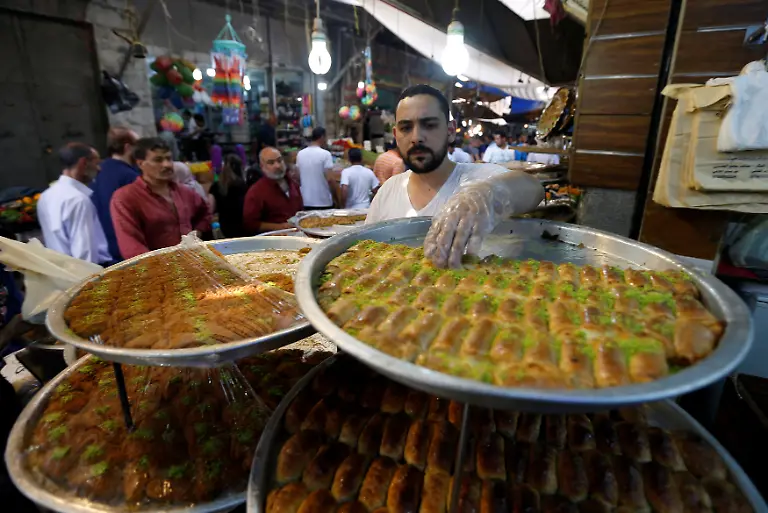 Muslim-people-buy-sweets-for-Iftar-during-the-holy-month-of-Ramadan-at-a-market-area-in-Amman-Jordan-May-24-2018