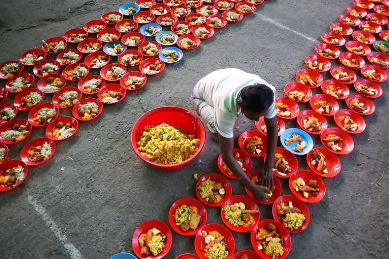 March-17-2024-Dhaka-Dhaka-Bangladesh-A-volunteer-prepares-Ramadan-Iftar-for-the-homeless-at-the-Dhaka-High-Court-Shrine-Every-day-around-1000-homeless-people-come-here-to-eat-free-iftar