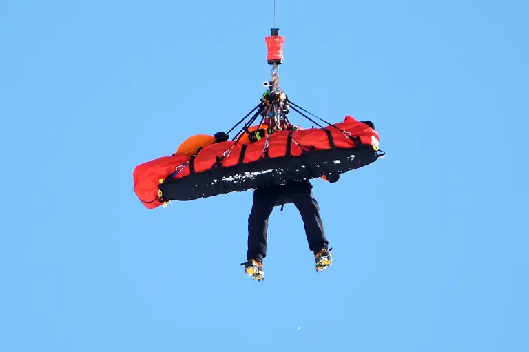 Olympia-Olympische-Winterspiele-Mailand-Cortina-2026-Ski-alpin-Abfahrt-Frauen-die-US-Amerikanerin-Lindsey-Vonn-wird-nach-ihrem-Sturz-mit-dem-Hubschrauber-abtransportiert