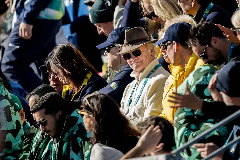 260213-King-Carl-XVI-Gustaf-of-Sweden-in-the-stands-at-the-men-s-10km-free-technique-individual-start-cross-country-skiing-race-during-day-7-of-the-2026-Winter-Olympics-on-February-13-2026-in-Val-di-Fiemme