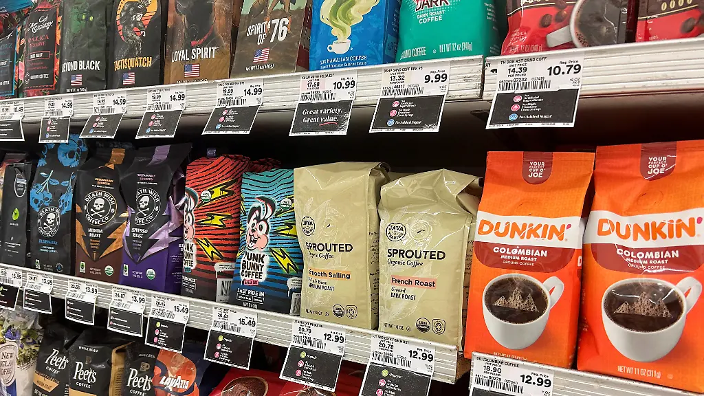 Paquetes de café con sus etiquetas de precio se muestran en el estante de un supermercado en Union City, Nueva Jersey, Estados Unidos, 15 de octubre de 2025.