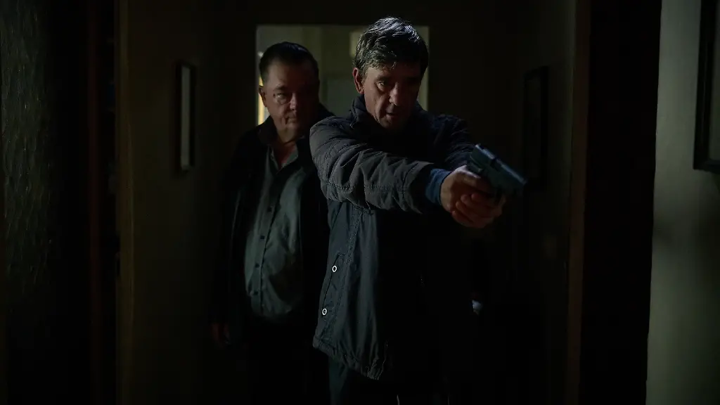 ARD-MDR-POLIZEIRUF-110-DER-WANDERER-ZIEHT-VON-DANNEN-am-Sonntag-15-02-26-um-20-15-Uhr-im-ERSTEN-Henry-Koitzsch-Peter-Kurth-und-Michael-Lehmann-Peter-Schneider-MDR-Felix-Abraham-honorarfrei-Verwendung-gemaess-der-AGB-im-engen-inhaltlichen-redaktionellen-Zusammenhang-mit-genannter-MDR-Sendung-bei-Nennung-Bild-MDR-Felix-Abraham-S2