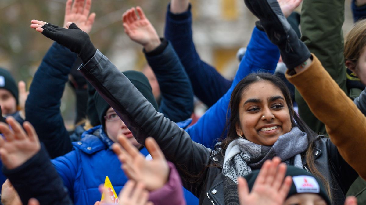 "One Billion Rising": Weltweite Tanzdemos - kann ein Flashmob etwas verändern?