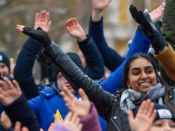 "One Billion Rising": Weltweite Tanzdemos - kann ein Flashmob etwas verändern?