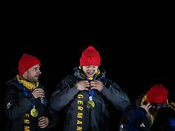 Kanzler am Handy weggedrückt : Bundesregierung reagiert auf Fauxpas des Gold-Helden