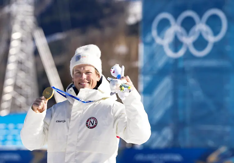 Norwegian-cross-country-skier-Johannes-Hoesflot-Klaebo-poses-after-winning-the-men-s-10km-interval-start-free-gold-at-the-Milan-Cortina-Olympics-at-Tesero-Cross-Country-Skiing-Stadium-in-Tesero-Italy-on-Feb-13-2026