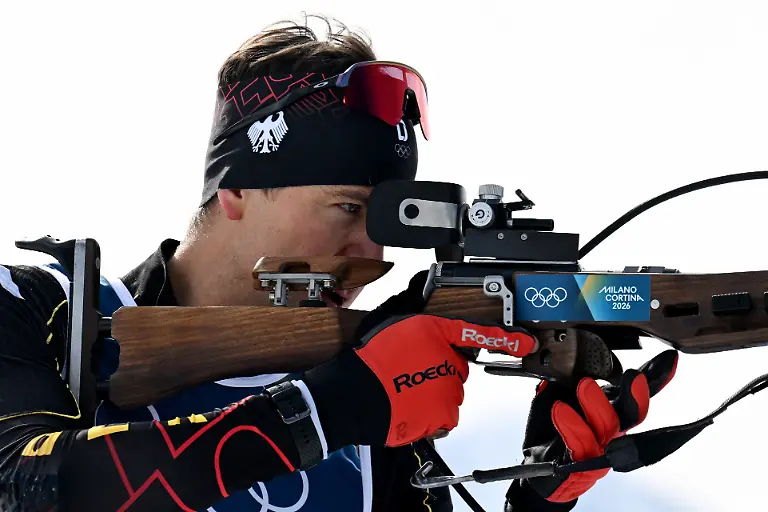 Olympia-Olympische-Winterspiele-Mailand-Cortina-2026-Biathlon-Sprint-10-km-Maenner-Philipp-Nawrath-beim-Anschiessen-vor-dem-Rennen