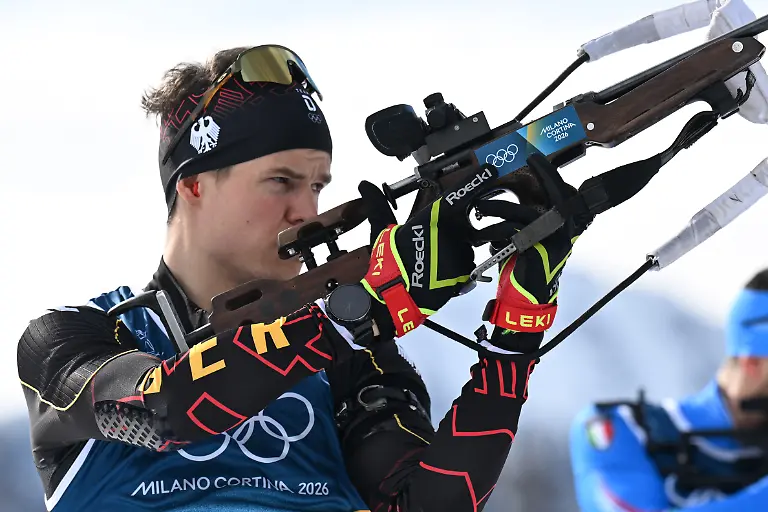 Olympia-Olympische-Winterspiele-Mailand-Cortina-2026-Biathlon-Sprint-10-km-Maenner-Philipp-Horn-beim-Anschiessen-vor-dem-Rennen
