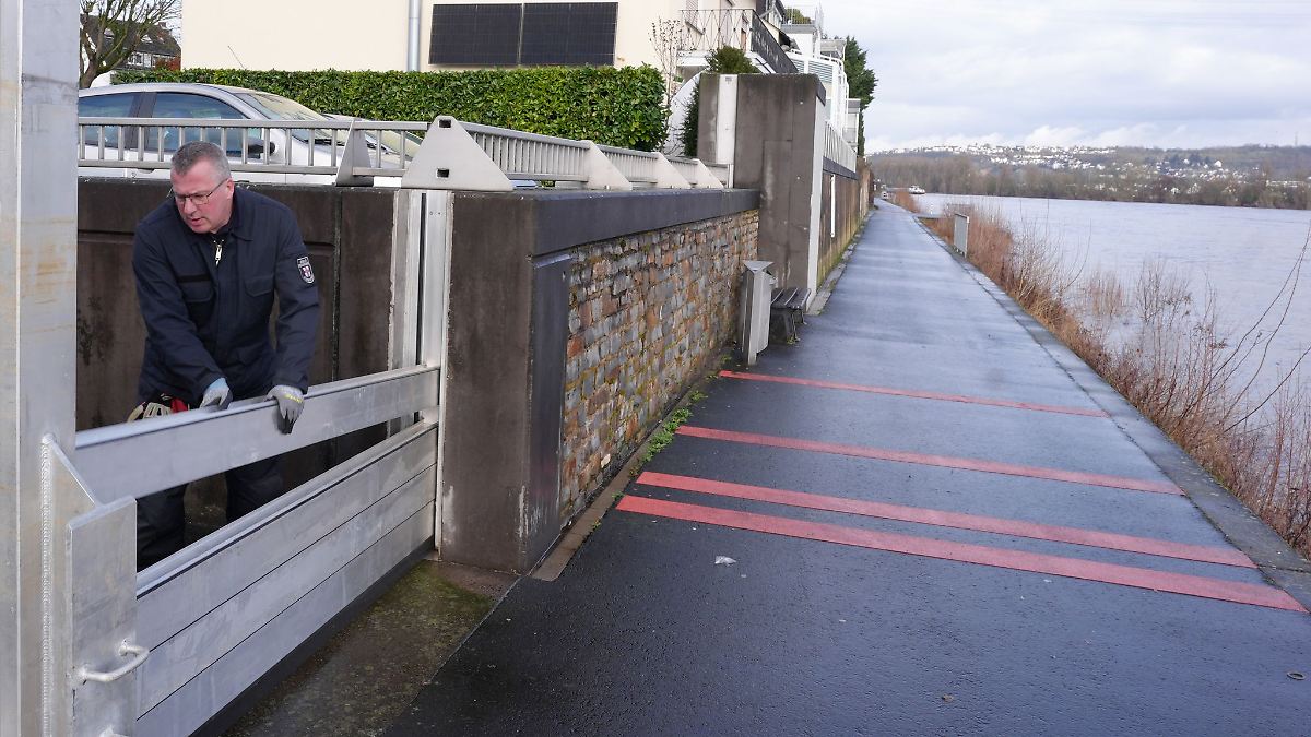 Koblenz baut Hochwasserschutz auf – Rosenmontag steht
