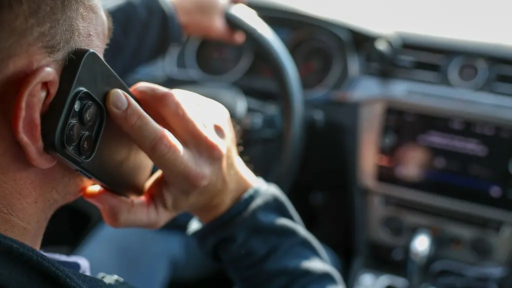 Weil-er-hinter-dem-Steuer-das-Handy-benutzt-hatte-fiel-der-Autofahrer-den-Polizisten-auf