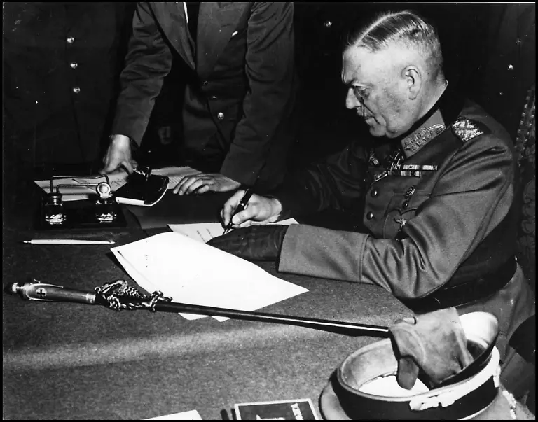 Wilhelm-Keitel-Unterzeichnung-der-Kapitulationsurkunde-Ende-des-Zweiten-Weltkriegs-Deuxieme-Guerre-Mondiale-1939-1945-Berlin-Allemagne-8-Mai-1945-Au-QG-des-forces-sovietiques-le-Marechal-Wilhelm-Keitel-1882-1946-chef-de-l-OKW-signe-les-termes-de-la-reddition-sans-conditions-de-l-Allemagne-Nazie-AUFNAHMEDATUM-GESCHAeTZT-PUBLICATIONxINxGERxSUIxAUTxHUNxONLY-DITE00953-Wilhelm-Keitel-Signature-the-Capitulation-End-the-second-World-War-II-deuxieme-Guerre-Mondiale-1939-1945-Berlin-Allemagne-8-May-1945-Au-QG-the-Forces-Le-Marechal-Wilhelm-Keitel-1882-1946-Boss-de-l-OKW-Signe-Les-Termes-de-La-Sans-Conditions-de-l-Allemagne-date-estimated-PUBLICATIONxINxGERxSUIxAUTxHUNxONLY-DITE00953