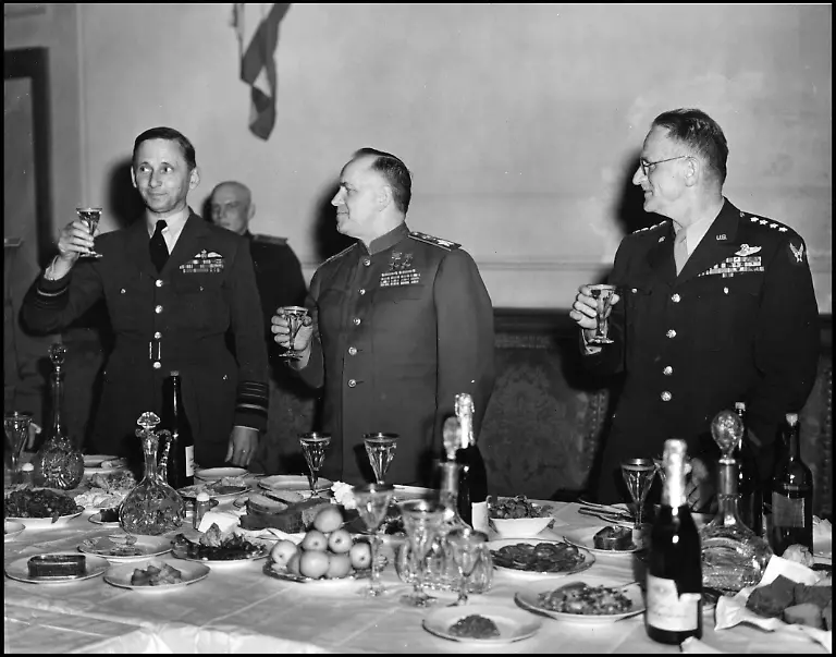 WW2-Berlin-8-Mai-1945-Bedingungslose-Kapitulation-der-deutschen-Wehrmacht-Marshal-of-the-Royal-Air-Force-Arthur-Tedder-GBR-General-Georgi-Schukow-UDSSR-und-General-Carl-Spaatz-USA-stossen-auf-den-Sieg-gegen-Nazi-Deutschland-an-AUFNAHMEDATUM-GESCHAeTZT-PUBLICATIONxINxGERxSUIxAUTxHUNxONLY-DITE00951-WW2-Berlin-8-May-1945-unconditional-Capitulation-the-German-Wehrmacht-Marshal-of-The-Royal-Air-Force-Arthur-Tedder-GBR-General-Georgi-Zhukov-USSR-and-General-Carl-Spaatz-USA-encounter-on-the-Victory-against-Nazi-Germany-to-date-estimated-PUBLICATIONxINxGERxSUIxAUTxHUNxONLY-DITE00951
