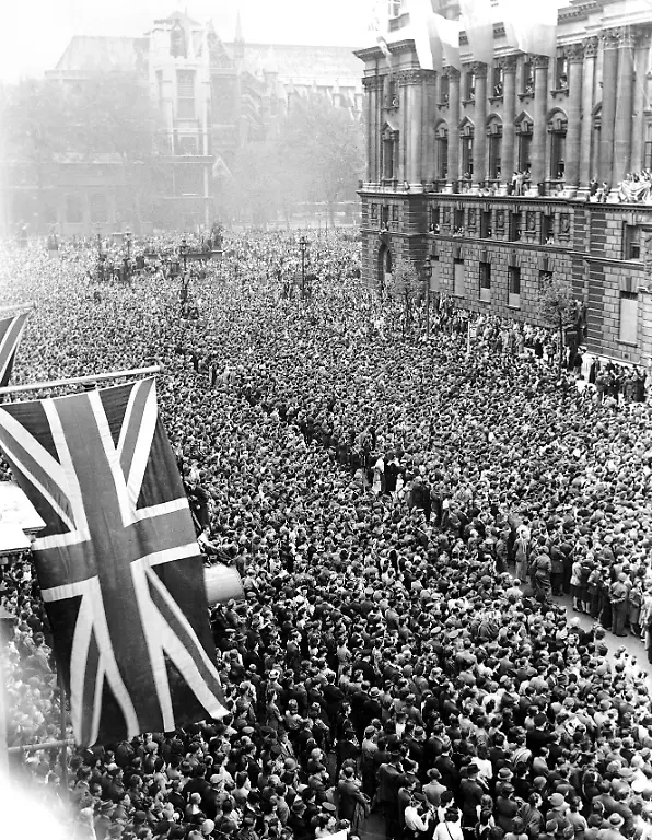 Crowds-full-with-the-spirit-of-VE-day-in-the-streets-of-London-8th-May-1945-UnitedArchives00499836-PUBLICATIONxINxGERxSUIxAUTxONLY-Crowds-Full-With-The-Spirit-of-ve-Day-in-The-Streets-of-London-8th-May-1945-UnitedArchives00499836-PUBLICATIONxINxGERxSUIxAUTxONLY