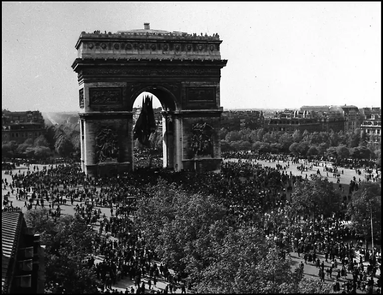 Feiern-am-Pariser-Triumphbogen-zum-Ende-des-Zweiten-Weltkriegs-Paris-France-8-Mai-1945-A-l-annonce-de-la-capitulation-sans-conditions-de-l-Allemagne-Nazie-VE-Day-Victory-in-Europe-Day-ou-jour-de-la-victoire-en-Europe-la-foule-a-envahi-la-Place-de-l-Etoile-et-entoure-l-Arc-de-Triomphe-sous-lequel-on-a-installe-les-drapeaux-des-5-allies-victorieux-AUFNAHMEDATUM-GESCHAeTZT-PUBLICATIONxINxGERxSUIxAUTxHUNxONLY-DITE00944-celebrate-at-Paris-Arc-de-Triomphe-to-End-the-second-World-War-II-Paris-France-8-May-1945-a-l-Ad-de-La-capitulation-Sans-Conditions-de-l-Allemagne-ve-Day-Victory-in-Europe-Day-Ou-Jour-de-La-Victoire-en-Europe-La-Foule-a-La-Place-de-l-Etoile-Et-l-Arc-de-Triomphe-Sous-ON-a-installe-Les-drapeaux-the-5-date-estimated-PUBLICATIONxINxGERxSUIxAUTxHUNxONLY-DITE00944