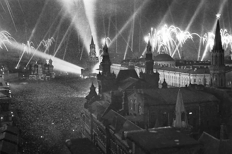 Moscow-the-9th-of-May-1945-The-Victory-salute