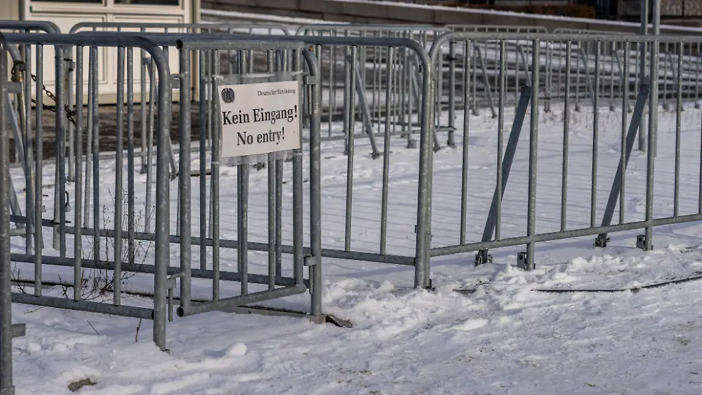 Absperrgitter-vor-dem-Berliner-Reichstag-Berlin-Deutschland
