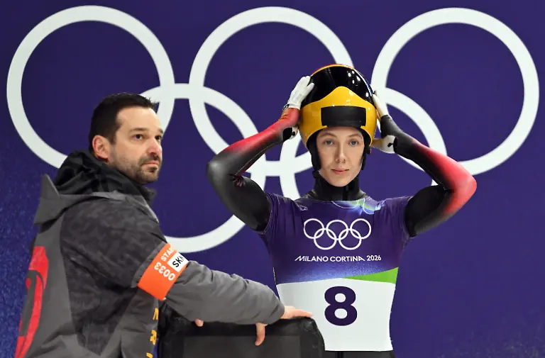 Olympia-Olympische-Winterspiele-Mailand-Cortina-2026-Skeleton-Einer-Frauen-Durchgang-1-im-Cortina-Sliding-Centre-Susanne-Kreher-r-Deutschland-bereitet-sich-auf-den-Start-vor