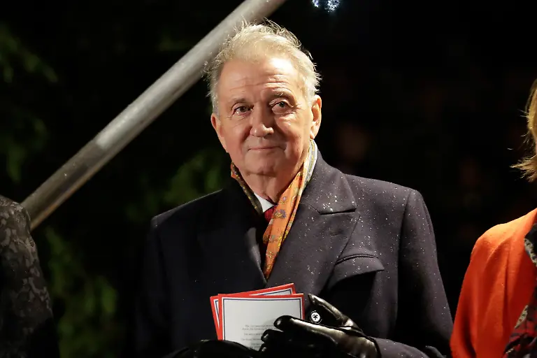 Terje-Rod-Larsen-a-Norwegian-diplomat-who-was-one-of-the-main-architects-of-the-Oslo-Accords-signed-25-years-ago-stands-next-to-his-wife-the-Norwegian-Ambassador-to-Britain-Mona-Juul-during-the-annual-Norwegian-Christmas-tree-lighting-ceremony-in-Trafalgar-Square-London-Thursday-Dec-6-2018-The-Christmas-tree-is-an-annual-gift-from-the-city-of-Oslo-to-the-people-of-Britain-as-a-token-of-thanks-for-British-support-during-their-years-of-occupation-in-World-War-II