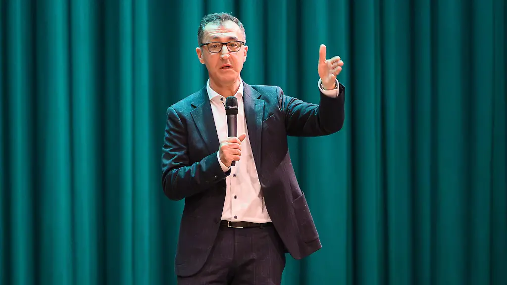 Cem-Oezdemir-Spitzenkandidat-Buendnis-90-Die-Gruenen-fuer-die-Landtagswahl-2026-in-Baden-Wuerttemberg-auf-der-Buehne-Cem-Oezdemir-Spitzenkandidat-Buendnis-90-Die-Gruenen-Klimaschutz-eine-starke-Wirtschaft-soziale-Gerechtigkeit-Wahlkampf-Landtagswahl-2026-Baden-Wuerttemberg-Festhalle-Rottenburg-am-Neckar-06-02