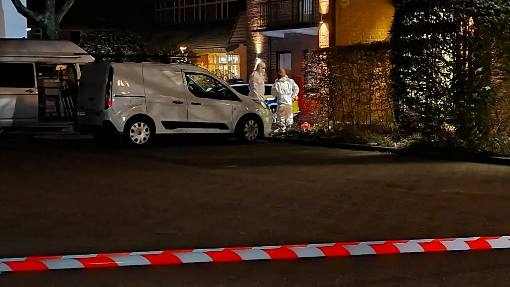 Einsatzkraefte-der-Polizei-arbeiten-an-einer-Bank-Wieder-sind-im-Keller-einer-Bankfiliale-etliche-Schliessfaecher-aufgebrochen-worden-diesmal-in-Stuhr-nahe-Bremen-Zur-Beute-koennten-derzeit-noch-keine-Angaben-gemacht-werden-teilte-die-Polizei-in-Diepholz-mit-Eine-Spur-von-den-Taetern-gibt-es-bislang-nicht-Die-Einbrecher-seien-in-der-Mittagspause-ueber-einen-Lichtschacht-in-den-Keller-eingedrungen-und-haetten-mehrere-Tueren-aufgebrochen