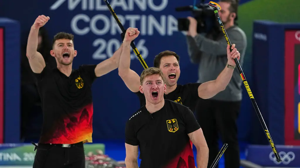 Alemania-Johannes-Scheuerl-Marc-Muskatewitz-y-Benjamin-Kapp-reaccionan-después-de-la-gira-italiana-de-curling-masculino-contra-Italia-en-los-Juegos-Olimpicos-de-invierno-2026-en-Cortina-d-Ampezzo-Italia-viernes-13-de-febrero-2026