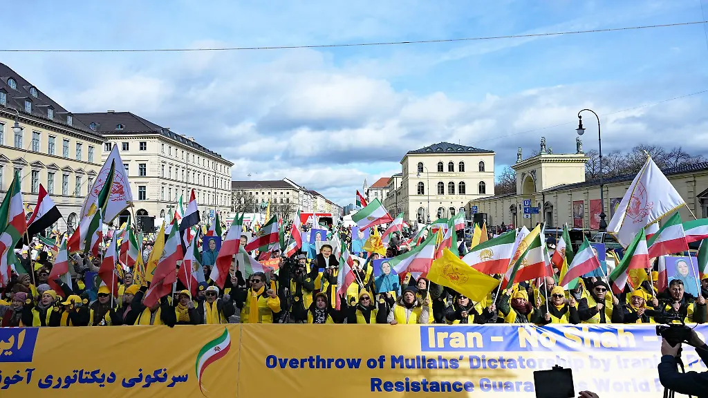 Bereits-am-Freitag-demonstrierten-Menschen-in-der-Muenchner-Innenstadt-anlaesslich-der-Muenchner-Sicherheitskonferenz-Am-Samstag-soll-es-nach-Veranstalterangaben-eine-Versammlung-mit-100-000-Teilnehmerinnen-und-Teilnehmern-zur-politischen-Situation-im-Iran-geben