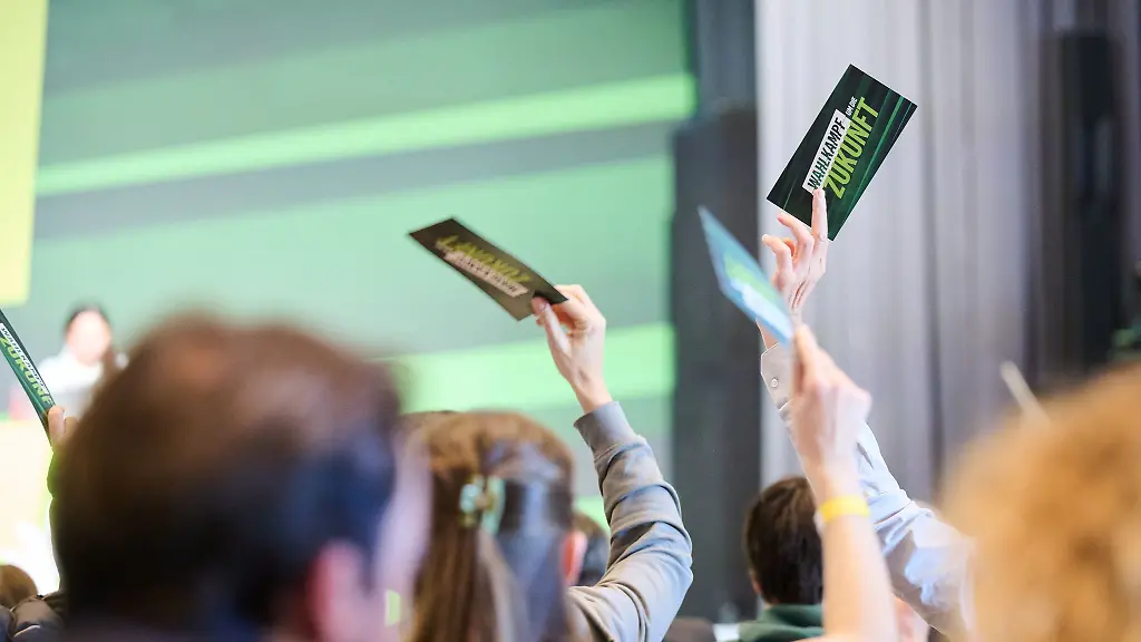 Die-Delegierten-des-Parteitags-der-Berliner-Gruenen-zum-Wahlprogramm-haben-viele-Abstimmungen-vor-sich