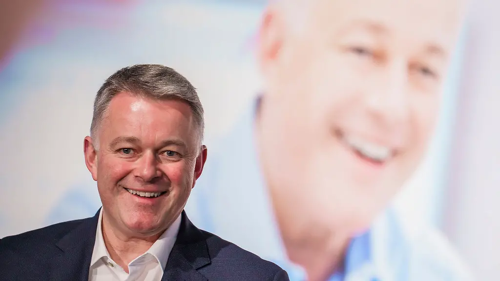 CDU-Spitzenkandidat-Gordon-Schnieder-macht-beim-Rosenmontagszug-in-Uniform-mit