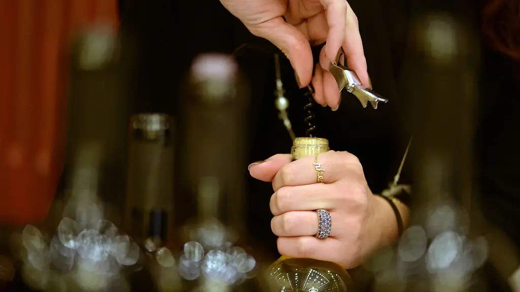 Wenn-etwa-die-gute-Flasche-Wein-im-Regal-zu-Hause-nicht-zum-Alltagsessen-passt-gibt-es-manchmal-die-Chance-die-Flasche-mit-ins-Restaurant-zu-bringen-und-dort-zum-passenderen-Menue-zu-trinken-dafuer-erhaelt-das-Lokal-dann-ein-Korkengeld