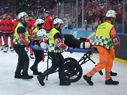 "Er ist jetzt im Krankenhaus": Schweizer Eishockey steht nach Verletzung unter Schock